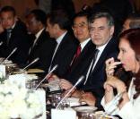 Nicolas Sarkozy, en arrière-plan derrière Hu Jintao, au dîner donné par Gordon Brown et concocté par Jamie Oliver.  