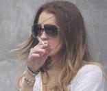 Lindsay Lohan fume une cigarette devant la boutique Maxfield !<br />