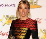 Sienna Miller exhibe ses superbes gambettes et son trophée, lors des ShoWest Talent Awards 2009, à l'hôtel-casino Paris, à Las Vegas, le 2 avril 2009 !