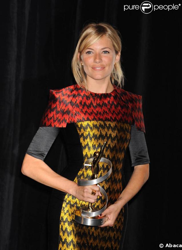 Sienna Miller, meilleure actrice dans un second rôle, lors des ShoWest Talent Awards 2009, à l'hôtel-casino Paris, à Las Vegas, le 2 avril 2009 !