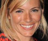 La jolie Sienna Miller et son sourire éclatant, lors des ShoWest Talent Awards 2009, à l'hôtel-casino Paris, à Las Vegas, le 2 avril 2009 !
