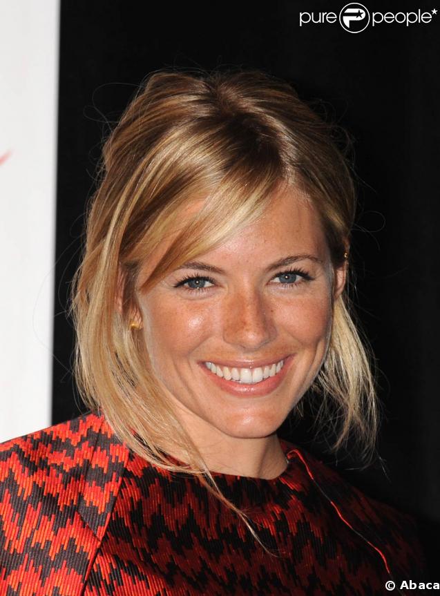 La jolie Sienna Miller et son sourire éclatant, lors des ShoWest Talent Awards 2009, à l'hôtel-casino Paris, à Las Vegas, le 2 avril 2009 !