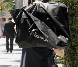 Jodie Foster se dissimule derrière une housse Armani à Beverly Hills