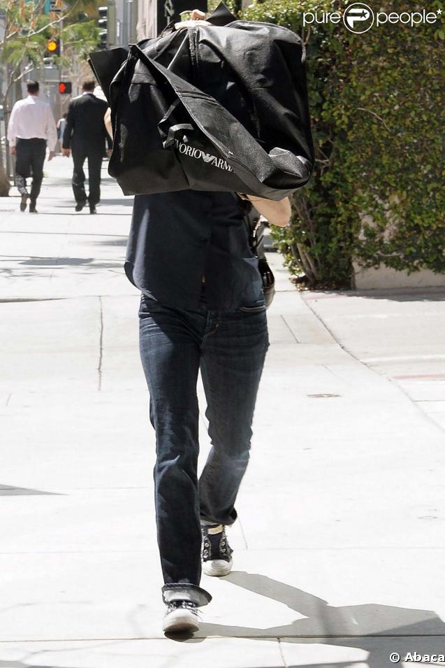 Jodie Foster se dissimule derrière une housse Armani à Beverly Hills