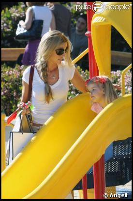 Denise Richards et sa fille Lola joyeuses au parc à Beverly Hills