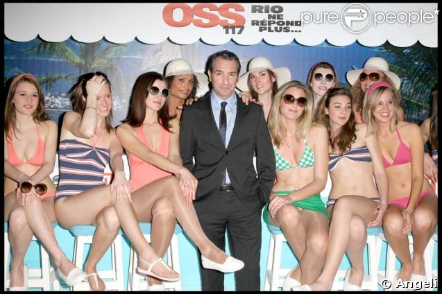 Jean Dujardin très bien entouré, lors de la soirée 