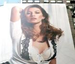 Gisele Bündchen, placardée dans les rues de Broadway pour la nouvelle campagne de pub de la marque Rampage !