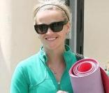 Reese Witherspoon à la sortie de son cours de yoga