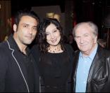 Jean-Pierre Martins et Pierre Mondy entourent Mary de Vivo la propriétaire du Réservoir lors de l'anniversaire de Françoise Ménidrey, le 10 avril 2009