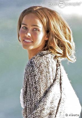Isabel Lucas en plein shooting sur la plage de Malibu