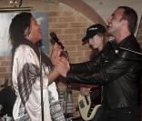 Nikos Aliagas et Demi Evans chantent au Sunset 