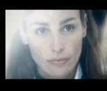 Inés Sastre dans le clip Ta main