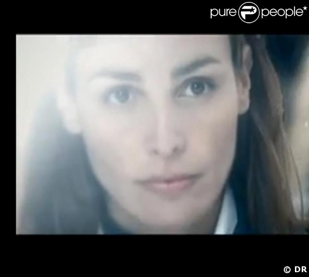 Inés Sastre dans le clip Ta main