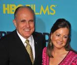 Rudy Giuliani et sa compagne Judith Nathan lors de la première du téléfilm Grey Gardens à New York au Ziegfeld Theatre le 14 avril 2009