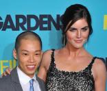 Le créateur Jason Wu, bien accompagné, lors de la première du téléfilm Grey Gardens à New York au Ziegfeld Theatre le 14 avril 2009