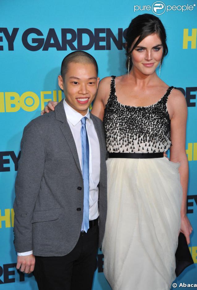 Le créateur Jason Wu, bien accompagné, lors de la première du téléfilm Grey Gardens à New York au Ziegfeld Theatre le 14 avril 2009