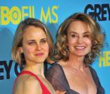 Jessica Lange et sa fille Aleksandra Baryshnikov lors de la première du téléfilm Grey Gardens à New York au Ziegfeld Theatre le 14 avril 2009
