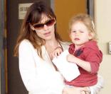 Violet Affleck et sa mère Jennifer Garner à la sortie de l'école, hier
