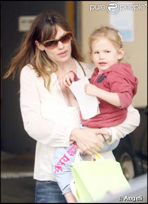 Violet Affleck et sa mère Jennifer Garner à la sortie de l'école, hier