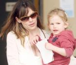 Violet Affleck et sa mère Jennifer Garner à la sortie de l'école, hier