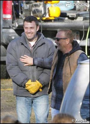 Kevin Costner et Ben Affleck sur le tournage The Company Men à Boston le 13 avril