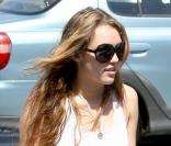 Le 18 Avril 2009 : Miley Cyrus à Toluca Lake, Californie 