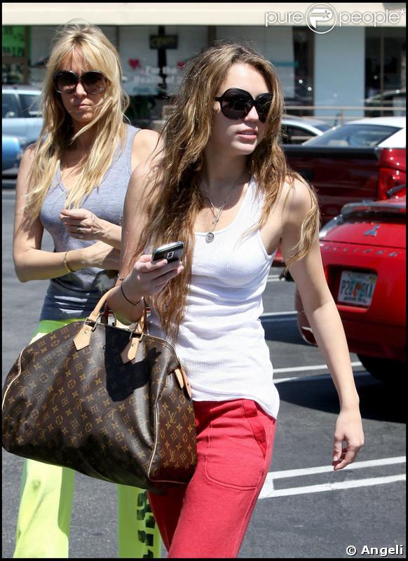 jogging, débardeur, lunettes mouche et it-bag Louis Vuitton, Miley a tout d'une star ! 