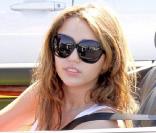 Miley Cyrus au volant de sa voiture  