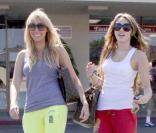Miley et sa maman Laeticia Cyrus, on dirait deux soeurs ! Même look et même sourire, bienvenue chez les Cyrus ! 