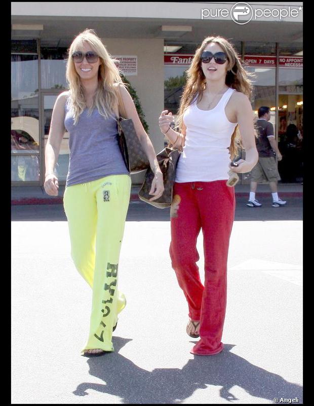 Miley et sa maman Laeticia Cyrus, on dirait deux soeurs ! Même look et même sourire, bienvenue chez les Cyrus ! 