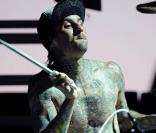 Travis Barker dans ses oeuvres au festival de Coachella 2009