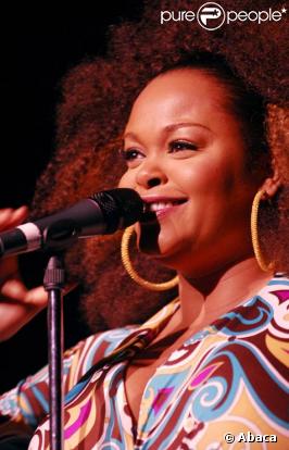 Jill Scott sur scène en juin 2007