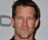 Malgré le casting très féminin de la série Desperate Housewives, James Denton a su se tailler une jolie place, grâce à son rôle de plombier sexy. Cet ancien tueur à gages, mystérieux et charmeur, est l'une des vraies révélations de cette série.