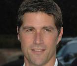 Bien que révélé par la série Lost, dans laquelle il interprète un charismatique aventurier, Matthew Fox n'est pas un novice. Les fans de ce beau brun ténébreux l'auront également admiré en grand frère responsable dans La Vie à cinq de 1994 à 2000.<br