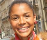 Tenue vitaminée et charmant sourire pour Ayo, hier dans les rues de Paris !