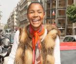 Tenue vitaminée et charmant sourire pour Ayo, hier dans les rues de Paris !
