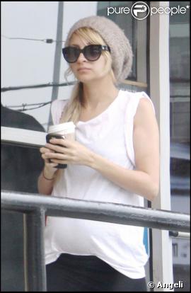 Nicole Richie à la sortie d'un Starbucks de L.A.