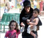 Soleil Moon Frye et ses deux filles : Poet Sienna Rose (en rose) et Jagger Joseph Blue (dans les bras de sa mère) 