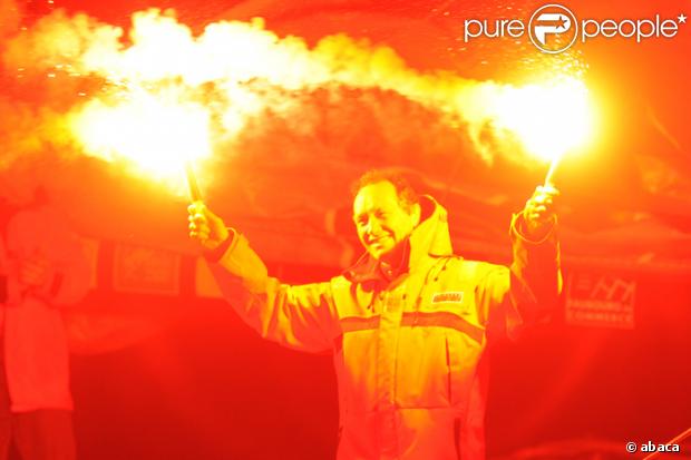 Francis Joyon passe la ligne d'arrivée au large de Brest