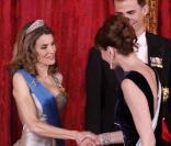 Carla Bruni et Nicolas Sarkozy assistent au dîner d'Etat offert par la reine Sofia et le roi Juan Carlos, en présence de Letizia d'Espagne et de son époux Felipe. 27/04/09