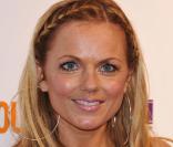Geri Halliwell trop mignonne avec ses deux tresses sur le haut du crâne <br />