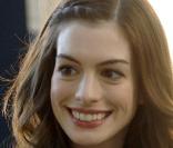Anne Hathaway, la natte lui va à ravir  