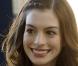 Anne Hathaway, la natte lui va à ravir  