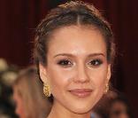 La jolie Jessica Alba romantique à souhait avec sa jolie coupe de cheveux et sa robe empire 