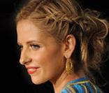 Sarah Michelle Gellar a opté pour une tresse sur le côté à effet ébouriffé <br />