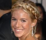 Sienna Miller, qui a lancé la mode de la natte. Superbe avec sa tresse légèrement plus claire.<br />