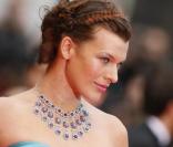 Milla Jovovich et sa natte de côté, un bel effet assuré sur tapis rouge