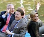 Pieter van Vollenhoven, le prince Constantijn et son frère le prince Willem-Alexander et sa femme la princesse Maxima lors de la fête de la Reine à Apeldoorn aux Pays-Bas le 30 avril 2009 juste avant que ne survienne le drame