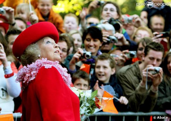 La Reine Beatrix des Pays-Bas lors de la fête de la Reine à Apeldoorn aux Pays-Bas le 30 avril 2009 juste avant que ne survienne le drame