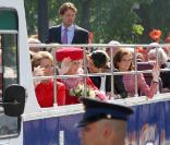 Les membres de la couronne néerlandaise dans le bus royal lors de la fête de la Reine à Apeldoorn aux Pays-Bas le 30 avril 2009 juste avant que ne survienne le drame